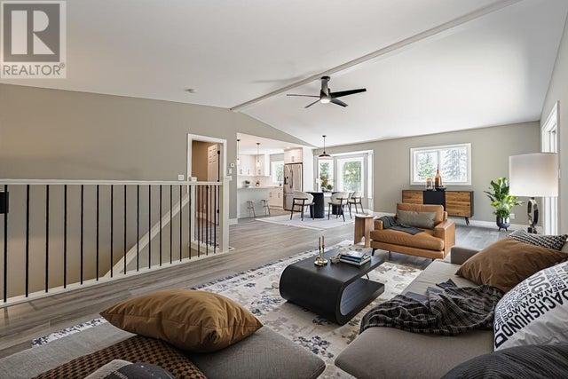 7430 Crowfoot Drive - Anglemont House for Sale, 4 Bedrooms (10338972)