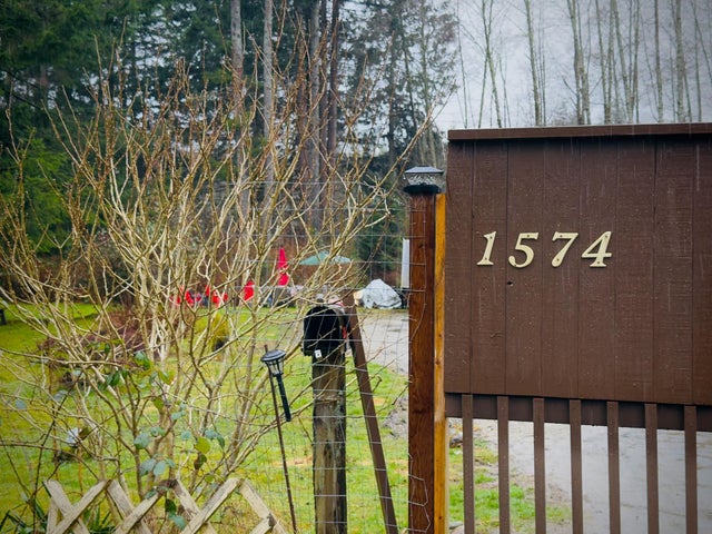 1574 Burton Road - Gibsons & Area Single Family Residence for Sale, 2 Bedrooms (R2976809)