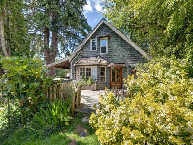 2602 Lower Road - Roberts Creek Single Family Residence for Sale, 7 Bedrooms (R3003620)