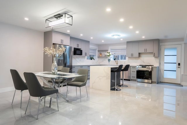 9168 Sunshine Coast Highway - Halfmn Bay Secret Cv Redroofs Single Family Residence for Sale, 3 Bedrooms (R3038409)