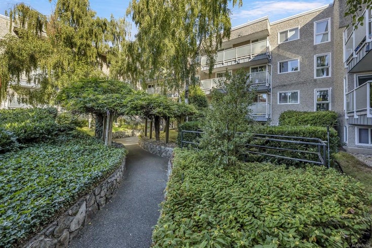 218 1366 Hillside - Vi Oaklands Condo Apartment, 2 Bedrooms (914331)