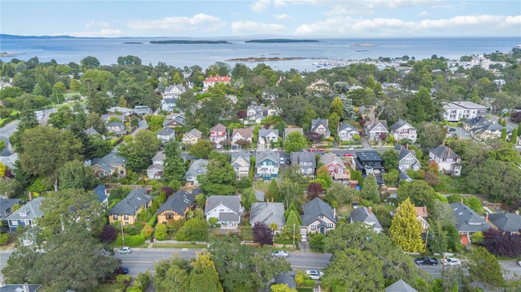 1579 Hampshire Rd - OB North Oak Bay Single Family Residence for Sale, 3 Bedrooms (1005081)