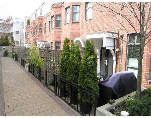 832 W 6th Avenue - Fairview VW Townhouse, 3 Bedrooms (V709568)