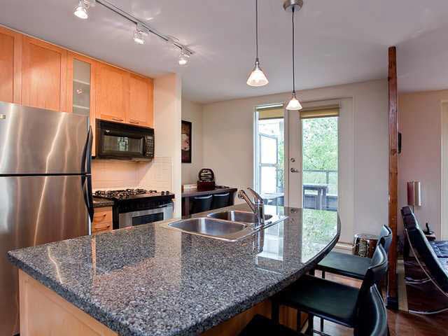 302 989 Richards Street - Downtown VW Apartment/Condo, 2 Bedrooms (V915179)