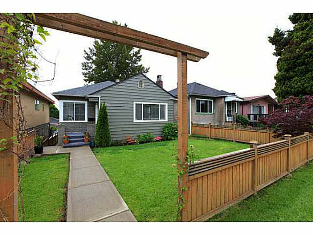 2742 E 8th Avenue - Renfrew VE House/Single Family, 4 Bedrooms (V1125175)