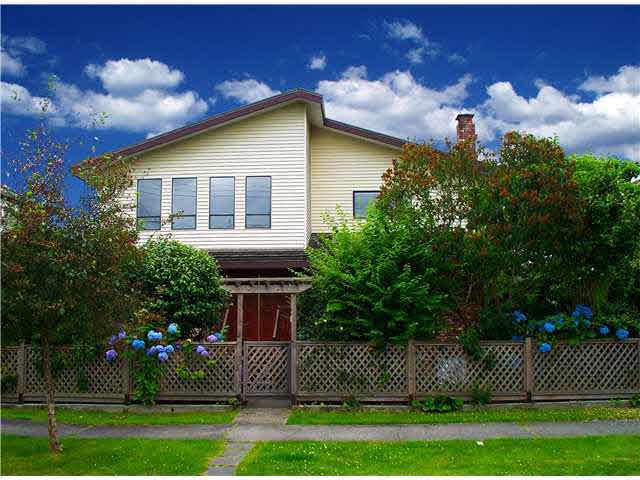 2726 W 17th Avenue - Arbutus House/Single Family, 4 Bedrooms (V902269)