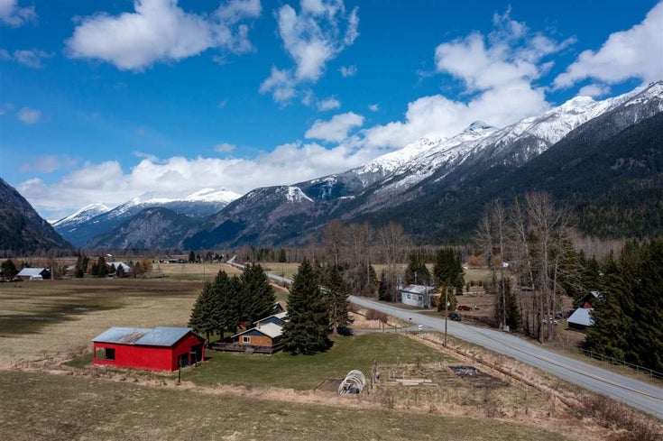 8951 PEMBERTON MEADOWS ROAD - Pemberton Meadows House with Acreage, 4 Bedrooms (R2553846)