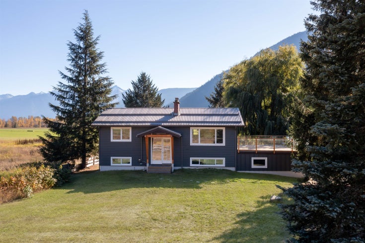 900 ERICKSON ROAD - Pemberton Meadows House with Acreage, 3 Bedrooms (R2823745)