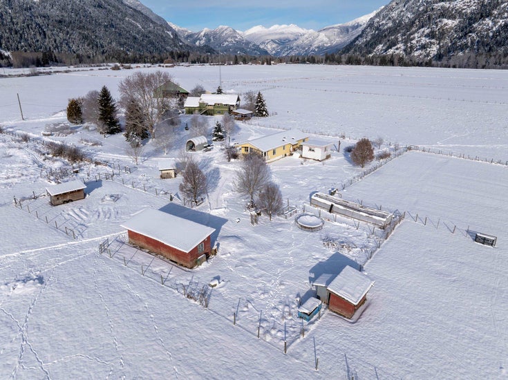 899 Erickson Road - Pemberton Meadows Single Family Residence for Sale, 3 Bedrooms (R3045933)