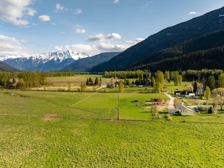 899 Erickson Road - Pemberton Meadows Single Family Residence for Sale, 3 Bedrooms (R3045933)