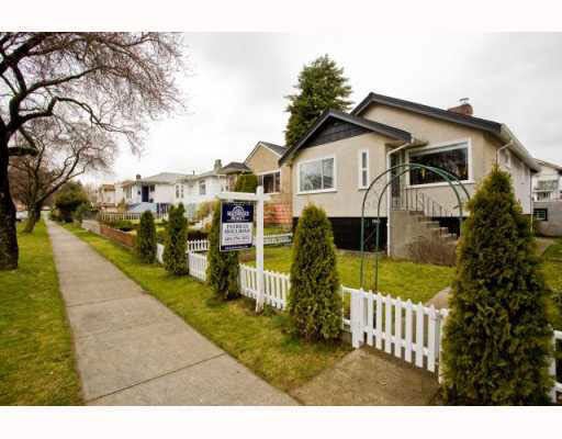 1961 E 39th Avenue - Victoria VE House/Single Family, 3 Bedrooms (V758498)