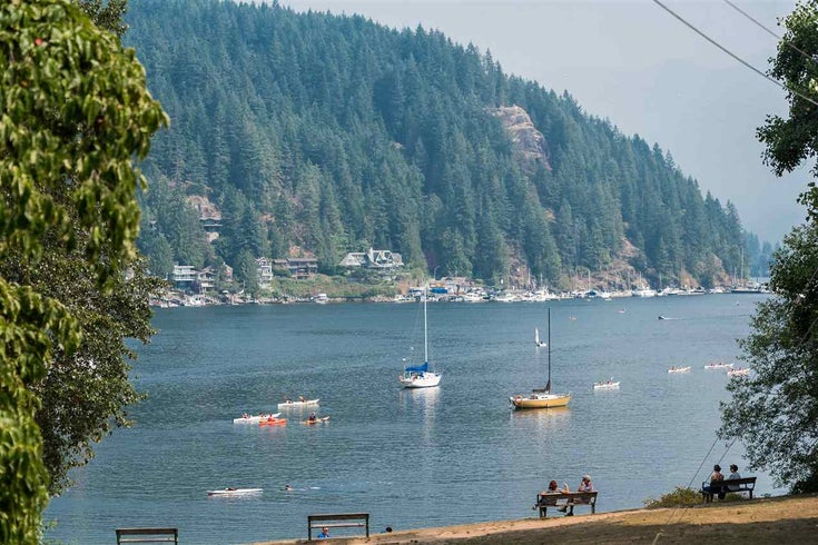 2035 Rockcliff Road - Deep Cove House/Single Family, 4 Bedrooms (R2210600)