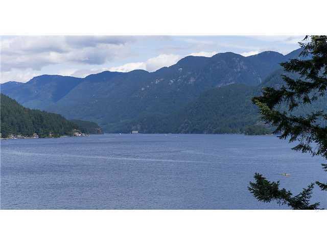 2048 Cardinal Crescent - Deep Cove House/Single Family, 2 Bedrooms (V1069929)