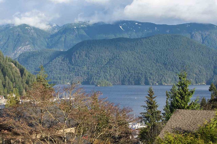 2056 Cliffwood Road - Deep Cove House/Single Family, 4 Bedrooms (R2521217)