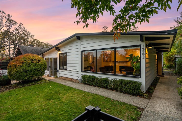 1262 Roslyn Rd - OB South Oak Bay Single Family Residence for Sale, 4 Bedrooms (997000)
