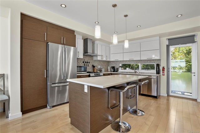1 - 2830 Irma St - Vi Burnside Townhouse for Sale, 3 Bedrooms (1012759)
