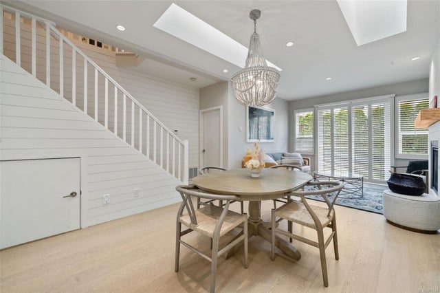2 - 10490 Resthaven Dr - Si Sidney North-East Townhouse for Sale, 3 Bedrooms (997434)