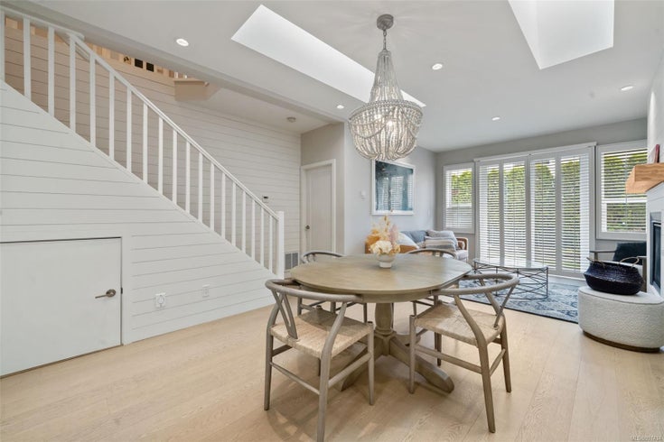 2 - 10490 Resthaven Dr - Si Sidney North-East Townhouse for Sale, 3 Bedrooms (997434)