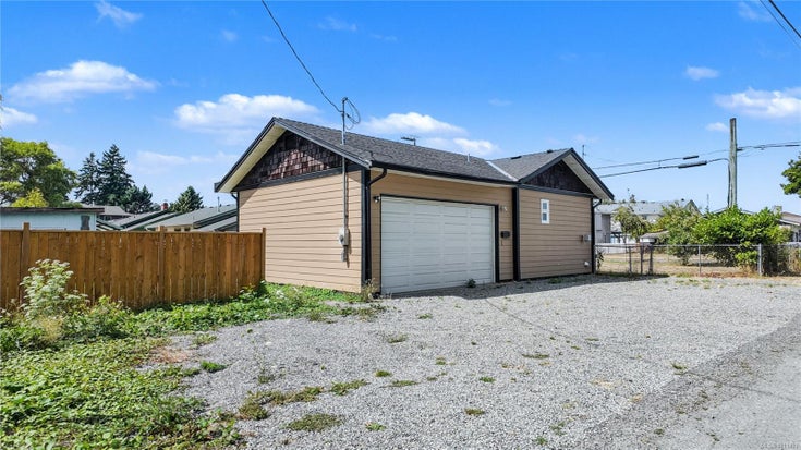 1090 Trunk Rd - Du East Duncan Single Family Residence for Sale, 3 Bedrooms (1011493)