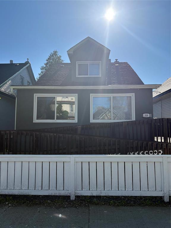 529 Beverley Street - Winnipeg House for Sale, 3 Bedrooms (202512721)