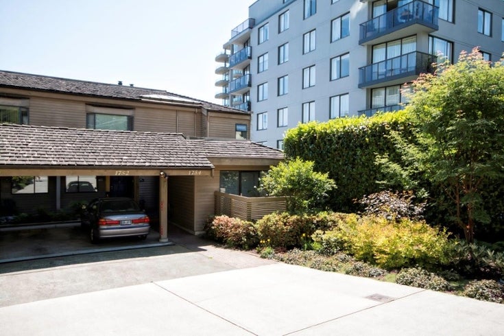 1754 DUCHESS AV - Ambleside Townhouse, 3 Bedrooms (V1068620)