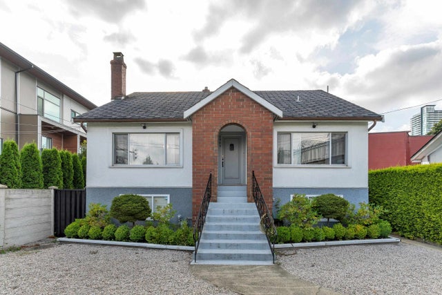 6969 Royal Oak Avenue - Metrotown Single Family Residence for Sale, 7 Bedrooms (R3000022)