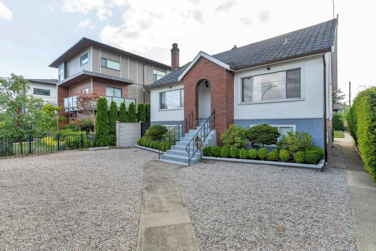 6969 Royal Oak Avenue - Metrotown Single Family Residence for Sale, 7 Bedrooms (R3042007)