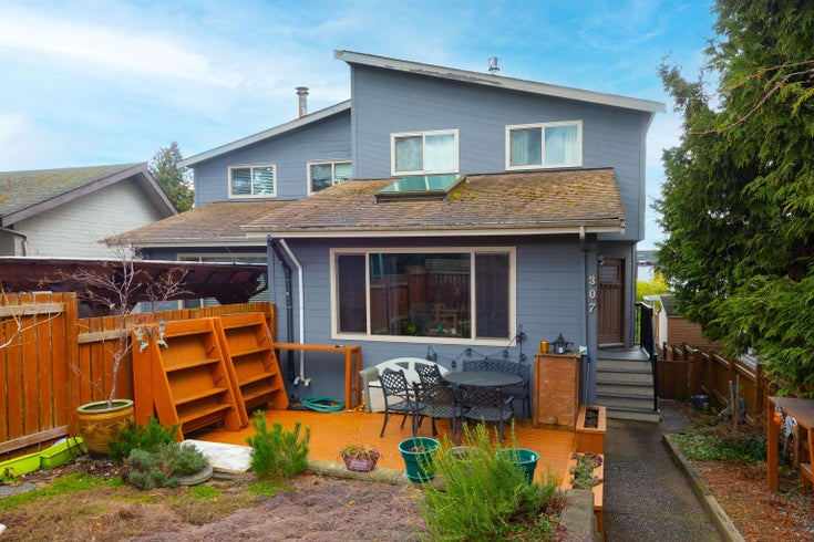 307 E 4TH STREET - Lower Lonsdale 1/2 Duplex for sale, 3 Bedrooms (R2760308)