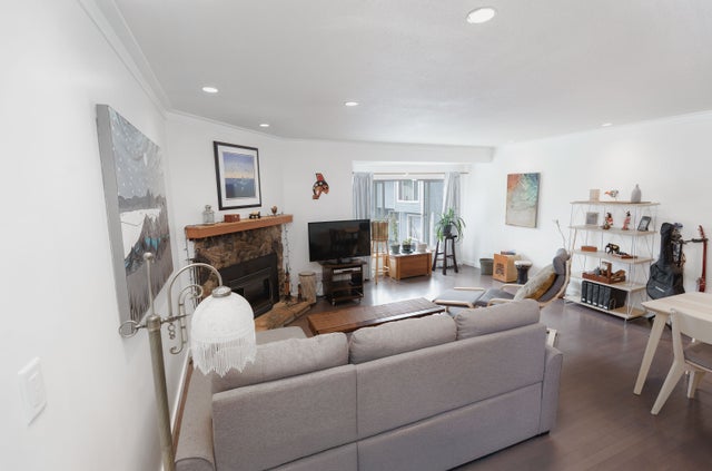 4 - 822 Gibsons Way, Gibsons, BC - Gibsons & Area Single Family Residence for Sale, 2 Bedrooms (R31016798)