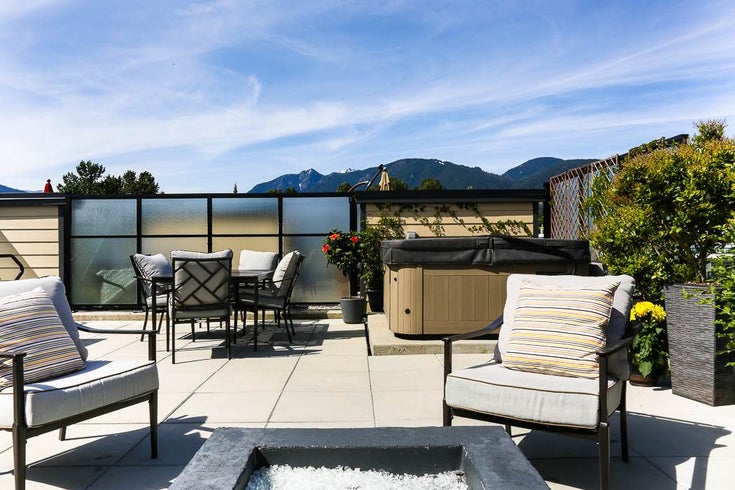Stunning ,Private,Huge Rooftop Patio with Hot Tub!