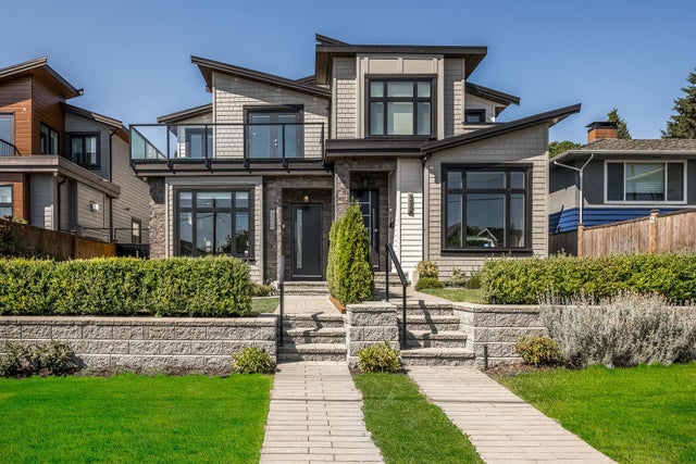 330 E 8th Street - Central Lonsdale Half Duplex for Sale, 4 Bedrooms (R2995441)
