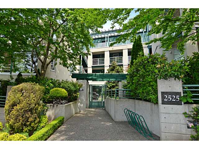 # 304 2525 W 4TH AV - Kitsilano Apartment/Condo, 1 Bedroom (V1124899)