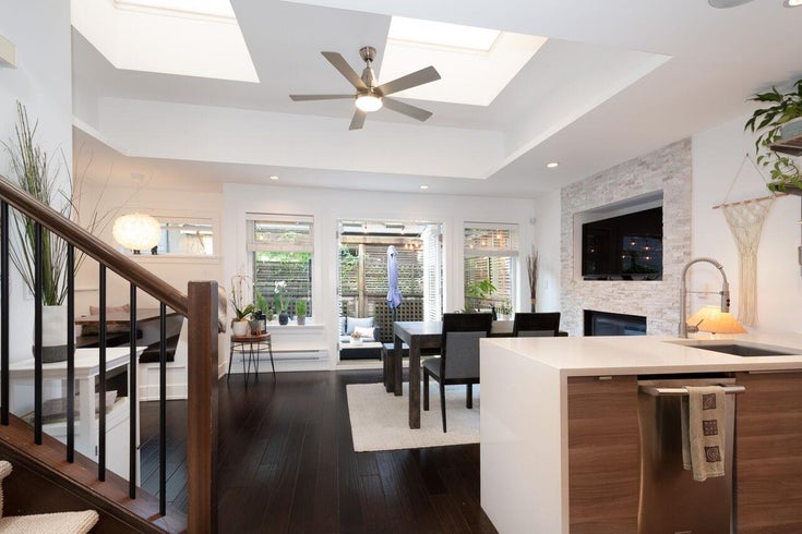 250 E 10th Street - Central Lonsdale Half Duplex for Sale, 2 Bedrooms (R3072914)