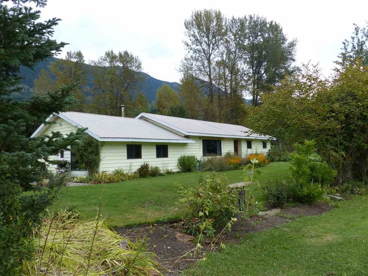 8988b Pemberton Meadows Road - Pemberton Meadows House with Acreage, 3 Bedrooms (R2107948)