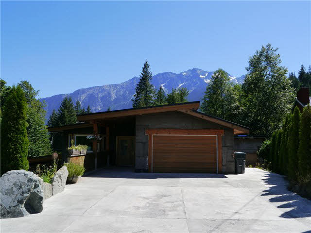 1352 Fernwood Drive - Pemberton House/Single Family, 2 Bedrooms (V1079862)