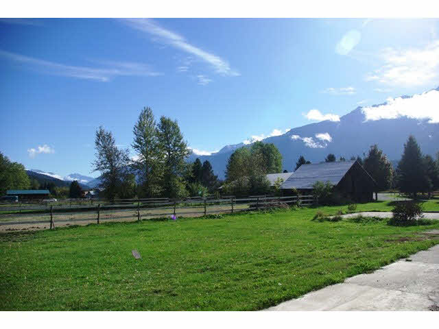 7576 Pemberton Meadows Road - Pemberton House with Acreage, 4 Bedrooms (V1089011)