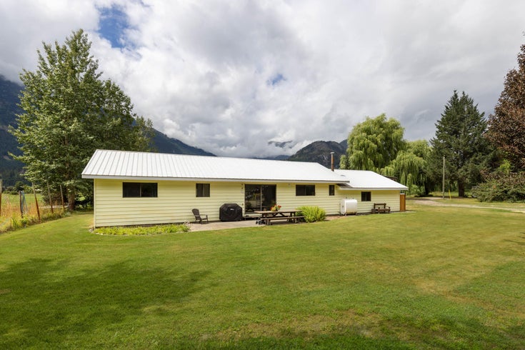 8988B PEMBERTON MEADOWS ROAD - Pemberton Meadows House with Acreage for Sale, 3 Bedrooms (R2911514)