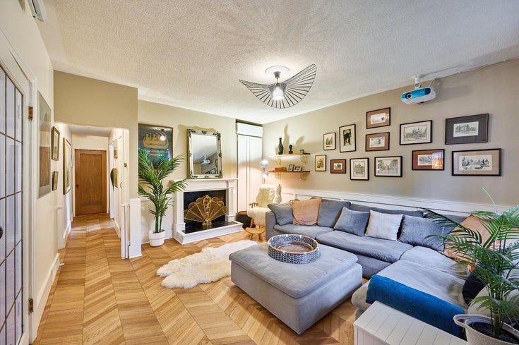 221 W 23rd Street - Central Lonsdale Single Family Residence for Sale, 3 Bedrooms (R2988556)