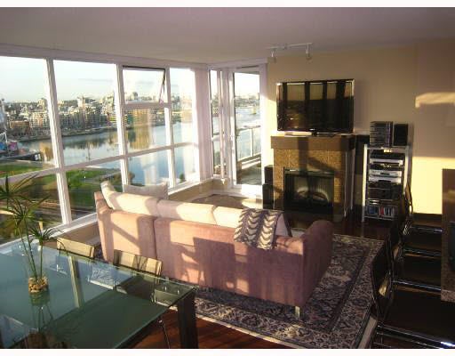 1304 125 Milross Avenue - Downtown VE Apartment/Condo, 2 Bedrooms (V743560)