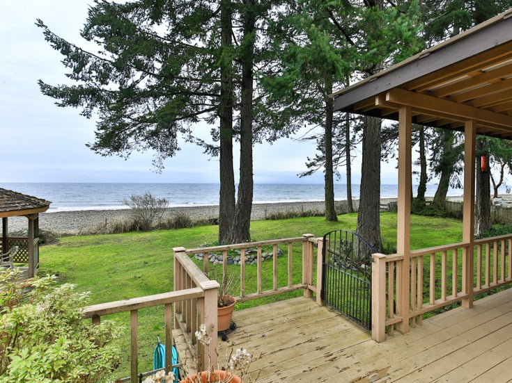 5355 Island W Hwy - PQ Qualicum North Single Family Residence, 2 Bedrooms (438085)