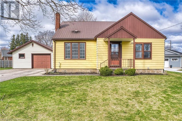 11 CHURCHILL Drive - Listowel House for Sale, 2 Bedrooms (40717083)