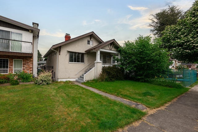 2541 E 2nd Avenue - Renfrew VE Single Family Residence for Sale, 3 Bedrooms (R3011214)