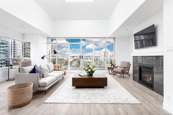 1102 - 1010 View St - Vi Downtown Condo Apartment for Sale, 3 Bedrooms (1012925)