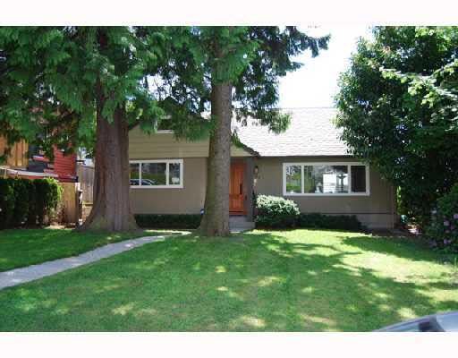 327 W 26th Street - Upper Lonsdale House/Single Family, 6 Bedrooms (V714066)