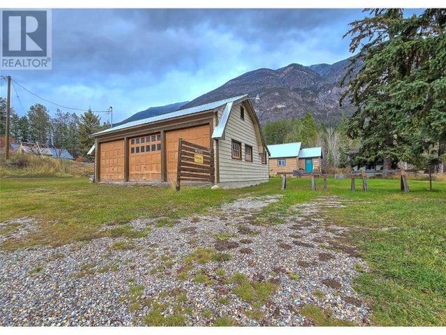 5015 Kootenay Street - Spillimacheen House for sale, 1 Bedroom (10328809)