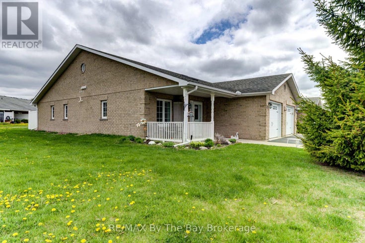 122 MEADOW LANE - Wasaga Beach Row / Townhouse for Sale, 2 Bedrooms (S12278538)