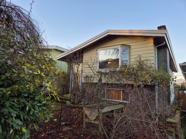 Upper - 41 E 39 Avenue - Main House/Single Family for rent, 3 Bedrooms 