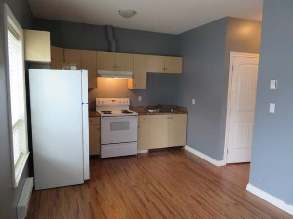 7109 195 St Surrey - Clayton Single Family Residence for Rent, 1 Bedroom 