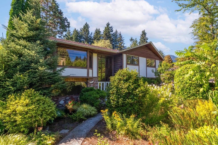 3283 Hoskins Road - Lynn Valley Single Family Residence for Sale, 5 Bedrooms (R3037376)