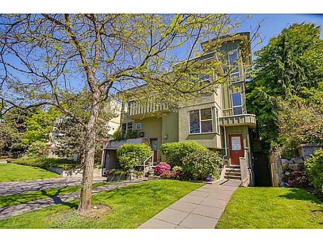 208 E 5TH ST - Lower Lonsdale Townhouse, 3 Bedrooms (V1064727)